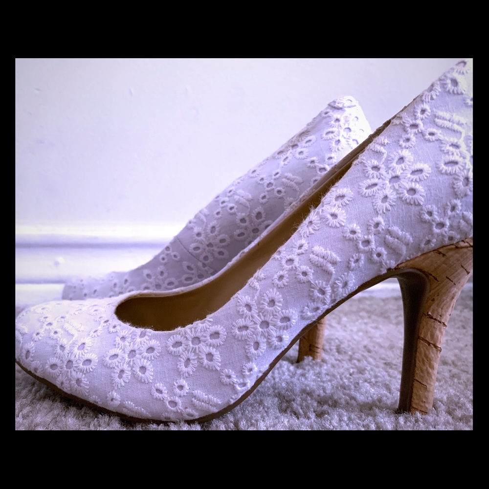 Cute floral pattern white heels